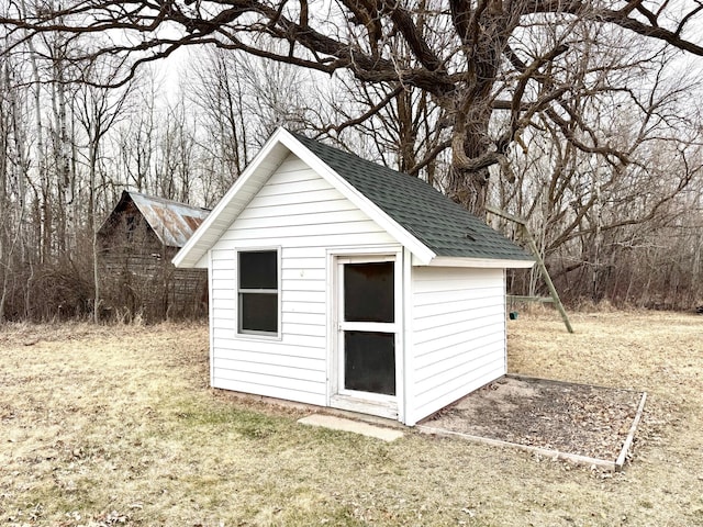 view of outdoor structure with an outbuilding