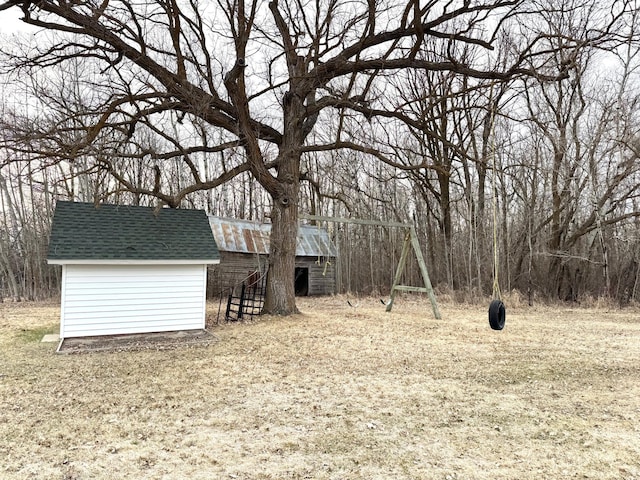 view of yard with an outdoor structure