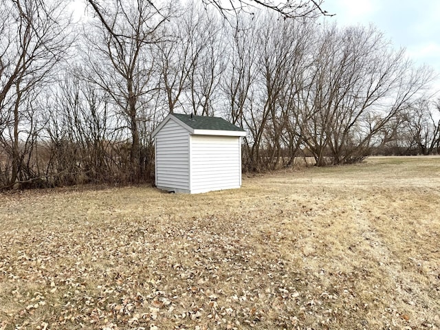 view of yard with an outbuilding and a shed