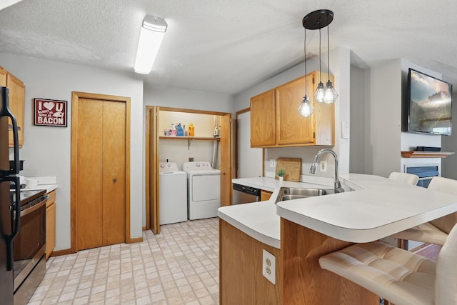 8397 Corcoran Cir Unit 26, Inver Grove Heights, MN 55076 - kitchen with washing machine and clothes dryer, a peninsula, light flooring, a breakfast bar, and a sink