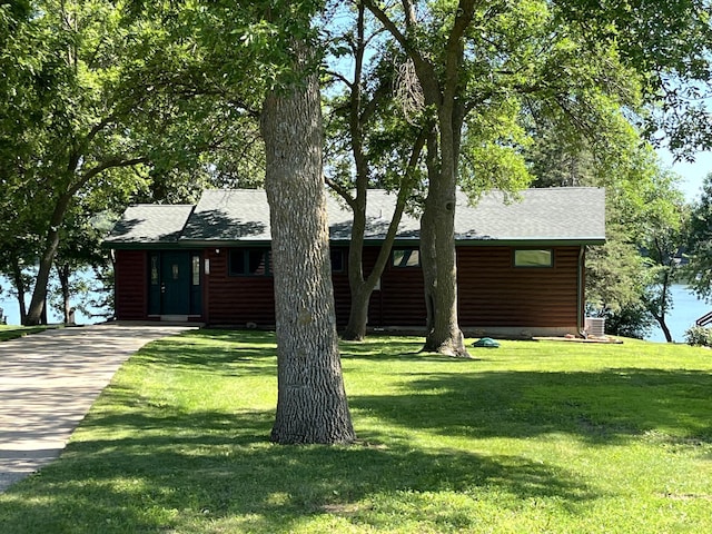 310 Highcroft Dr, Windom, MN 56101 - chalet / cabin with a front yard and log veneer siding