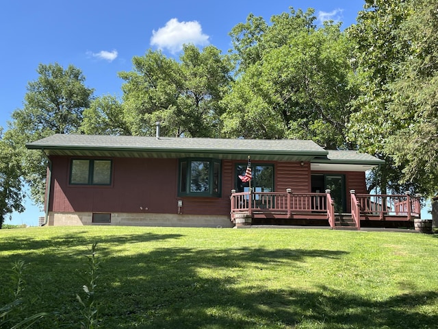 310 Highcroft Dr, Windom, MN 56101 - view of front of house featuring a front yard, roof with shingles, and a deck
