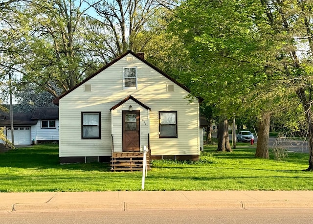 view of front of home featuring a front lawn