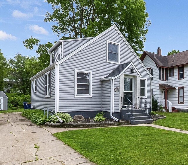 423 1st St NW, Faribault, MN 55021 - view of front of home featuring a front yard