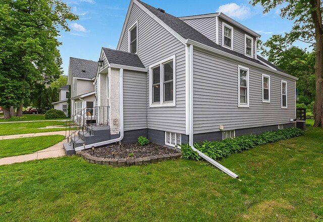 423 1st St NW, Faribault, MN 55021 - view of side of property with a lawn and a shingled roof