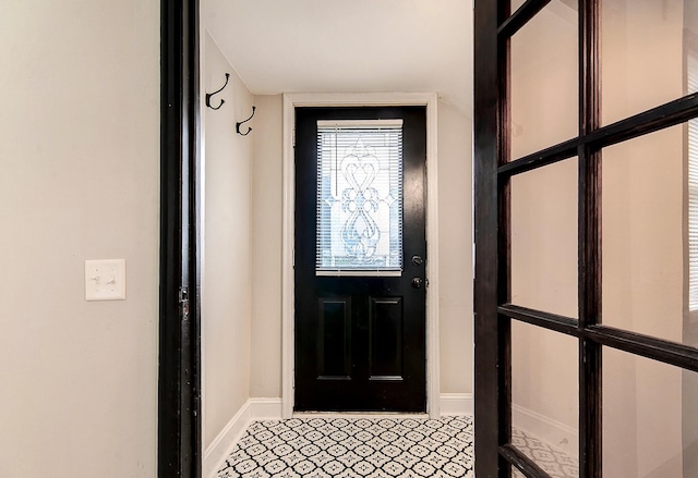 423 1st St NW, Faribault, MN 55021 - entrance foyer with baseboards
