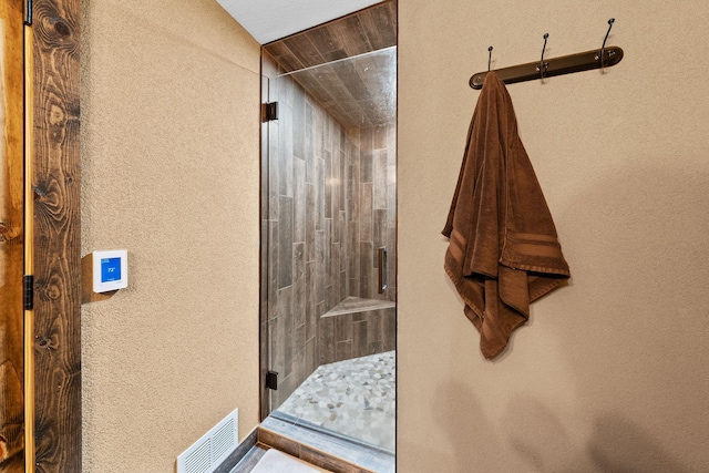 bathroom featuring a tile shower