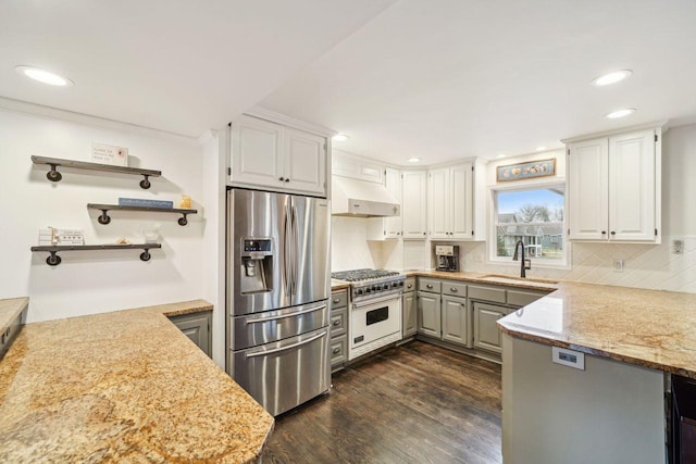 kitchen with stainless steel fridge, a sink, recessed lighting, gas stove, and under cabinet range hood