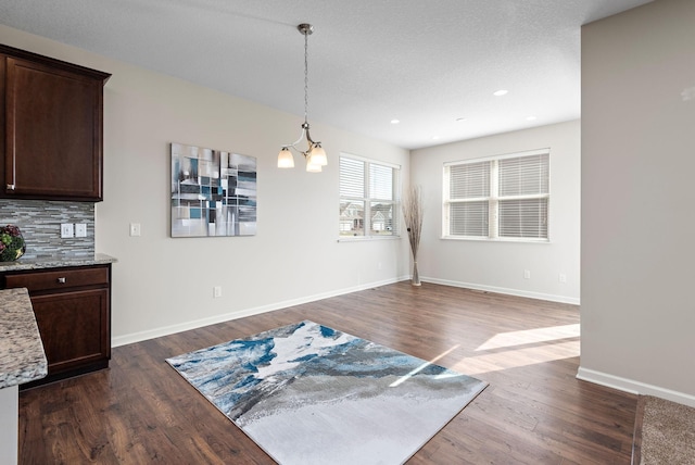 dining area with recessed lighting, an inviting chandelier, dark wood-style flooring, and baseboards