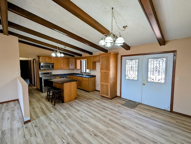 1433 Ridgeview Dr, Montevideo, MN 56265 - kitchen featuring a chandelier, stainless steel appliances, a sink, a kitchen island, and dark countertops