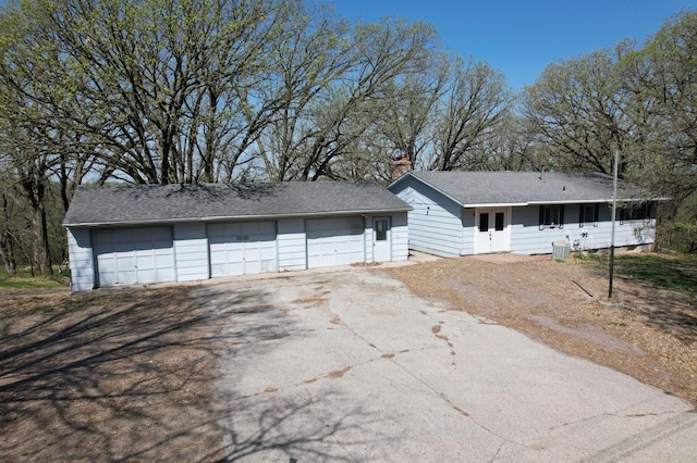 1433 Ridgeview Dr, Montevideo, MN 56265 - view of front of home featuring a detached garage and central AC
