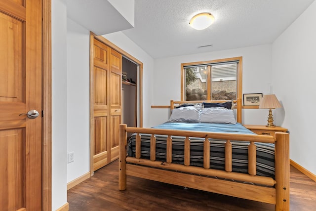 4101 Highwood Rd, Orono, MN 55364 - bedroom with a textured ceiling, visible vents, baseboards, and dark wood-type flooring