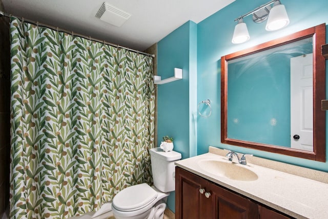 full bathroom featuring vanity, a shower with shower curtain, toilet, and visible vents