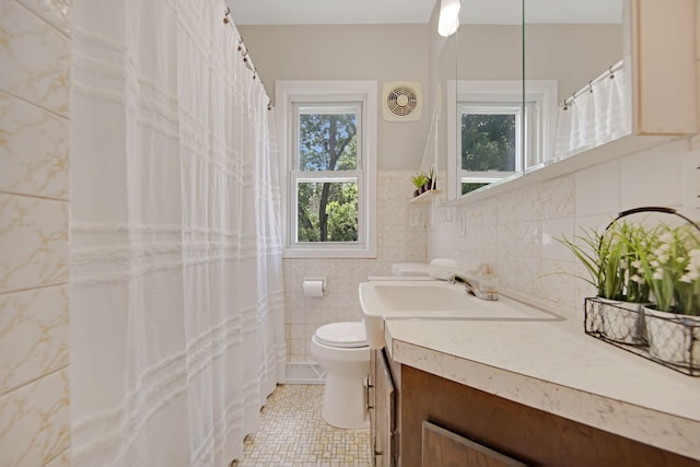 1759 Flandrau St, Maplewood, MN 55109 - bathroom featuring tile walls, vanity, and tile patterned flooring