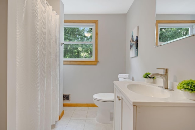 1759 Flandrau St, Maplewood, MN 55109 - full bath with vanity, tile patterned floors, and curtained shower