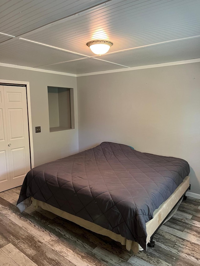 10624 56 1/2 St, Palmer Twp, MN 55319 - bedroom with wood finished floors, a closet, and ornamental molding