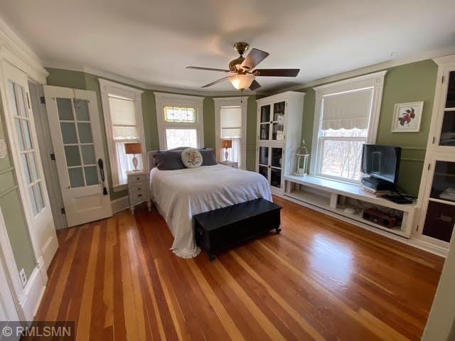 bedroom featuring wood finished floors and a ceiling fan