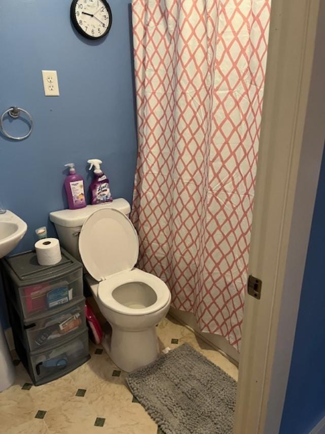 full bathroom featuring curtained shower and toilet