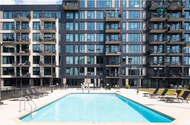1240 2nd St Unit 526, Minneapolis, MN 55415 - community pool with a patio area
