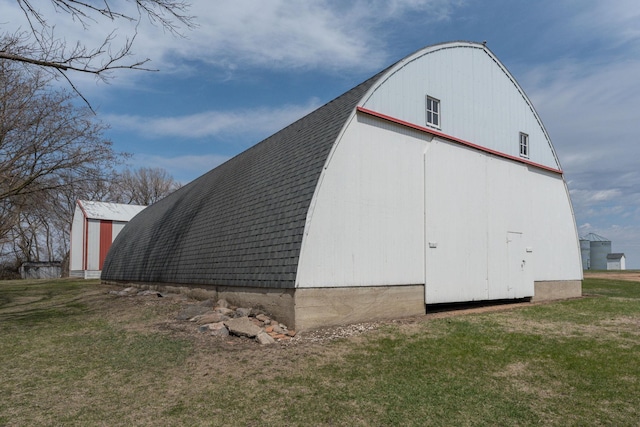 view of pole building with a lawn