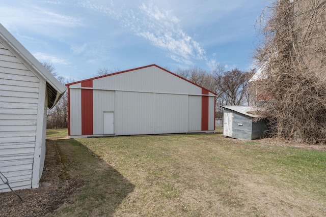view of pole building featuring a yard