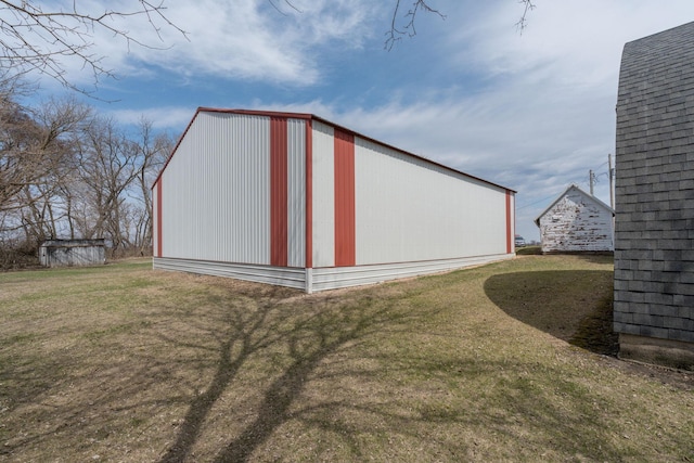 view of pole building featuring a yard