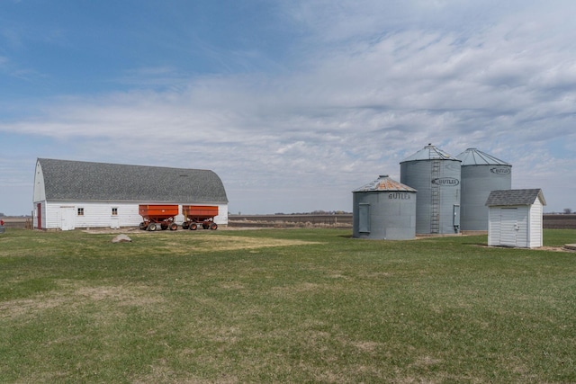 view of yard with an outdoor structure