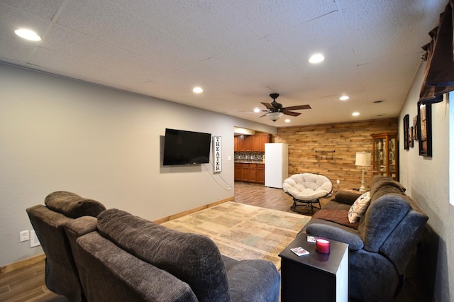 living room with baseboards, recessed lighting, a ceiling fan, and light wood finished floors