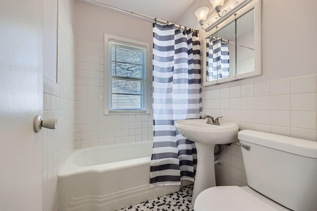 full bathroom featuring toilet, shower / bathtub combination with curtain, and tile walls