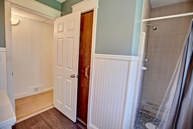 25755 E Comfort Dr, Wyoming, MN 55013 - full bathroom with a wainscoted wall, wood finished floors, visible vents, and a stall shower