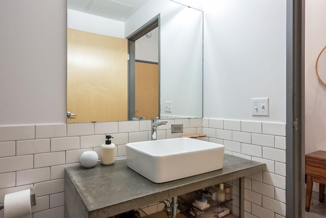 250 Park Ave Unit 601, Minneapolis, MN 55415 - bathroom with tile walls and wainscoting