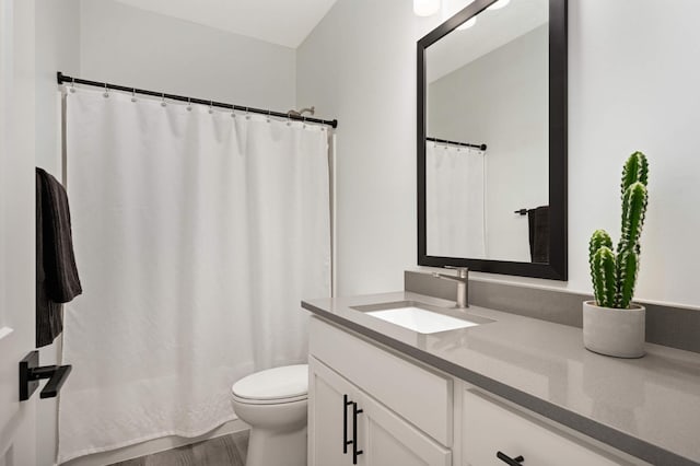6369 16th Ave S, Richfield, MN 55423 - bathroom featuring vanity and a shower with curtain