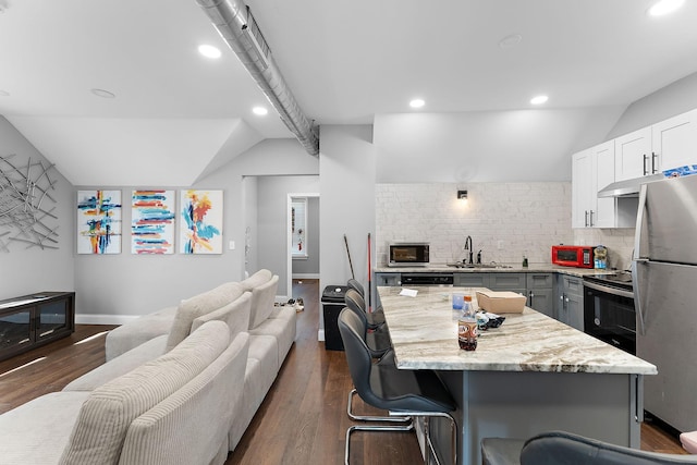 936 Westminster St, Saint Paul, MN 55130 - kitchen featuring stainless steel appliances, a sink, vaulted ceiling, a breakfast bar area, and open floor plan