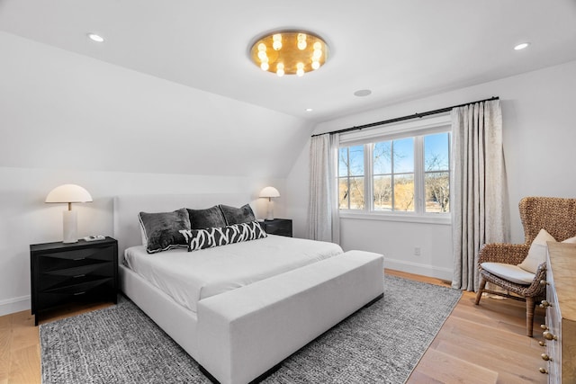 bedroom featuring light wood-style floors, vaulted ceiling, baseboards, and recessed lighting