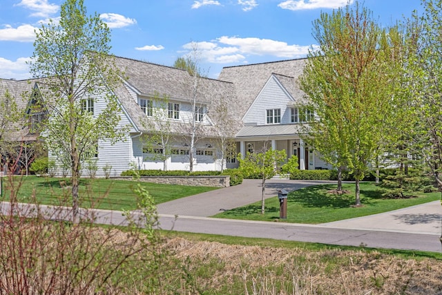 view of front of home featuring a front yard