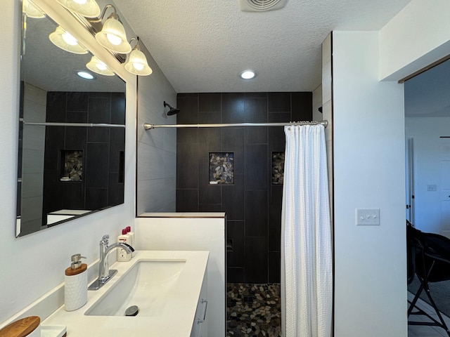 92620 Palon Rd, Sturgeon Lake, MN 55783 - bathroom featuring a textured ceiling, a tile shower, visible vents, recessed lighting, and vanity