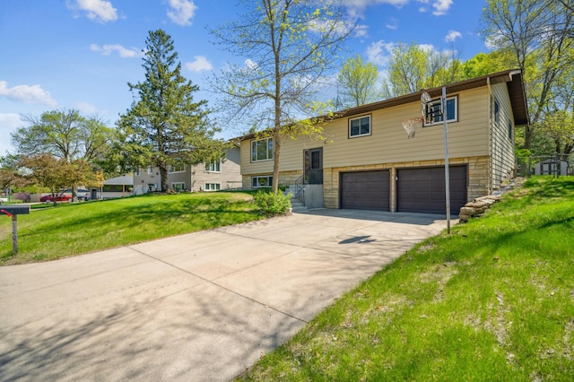 split foyer home featuring a garage, driveway, and a front yard