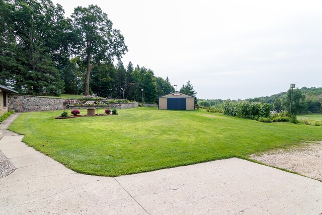 view of yard featuring an outdoor structure