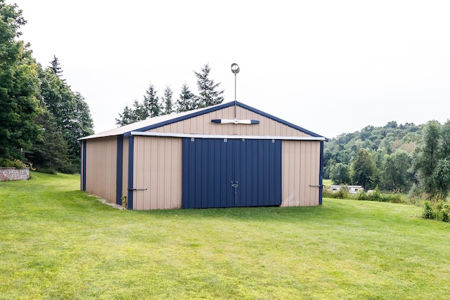 view of pole building featuring a lawn