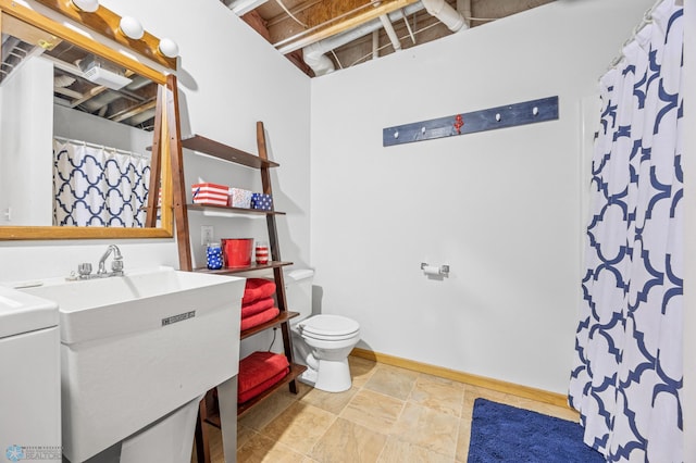 full bath with toilet, baseboards, vanity, and a shower with shower curtain