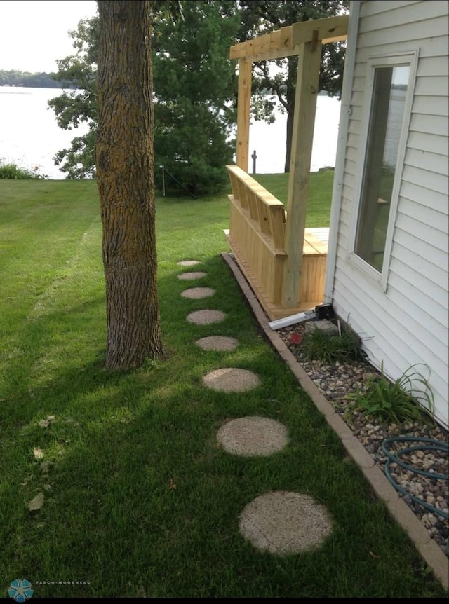 view of yard featuring a water view