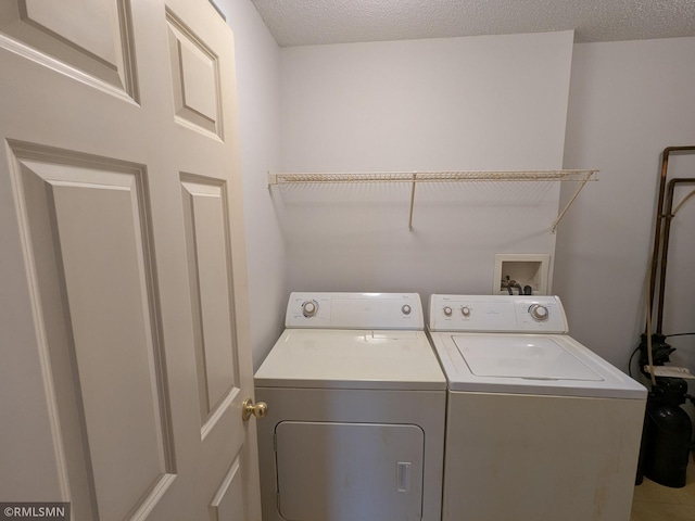 18061 96th Ave N, Maple Grove, MN 55311 - laundry area featuring washing machine and dryer and a textured ceiling