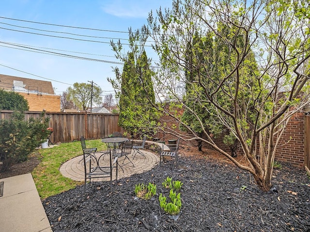 580 Snelling Ave S Unit 4, Saint Paul, MN 55116 - view of yard featuring fence and a patio area