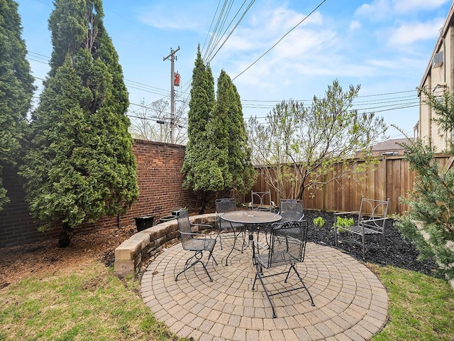 580 Snelling Ave S Unit 4, Saint Paul, MN 55116 - view of patio featuring a fenced backyard and outdoor dining space