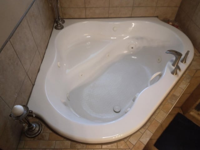 details featuring a jetted tub