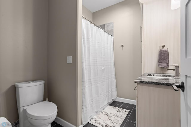 full bath with toilet, vanity, baseboards, and a shower with shower curtain