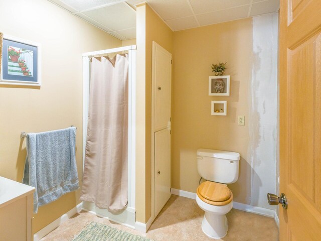 10823 Bollenbacher Rd, Garrison Twp, MN 56401 - full bath featuring a paneled ceiling, baseboards, curtained shower, and toilet