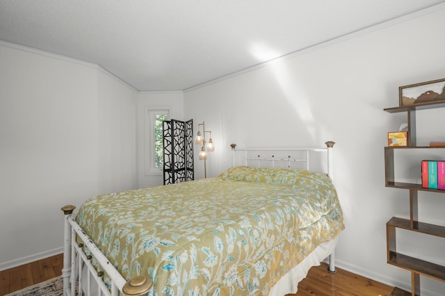 613 Cromwell Ave, Saint Paul, MN 55104 - bedroom featuring wood finished floors, crown molding, and baseboards