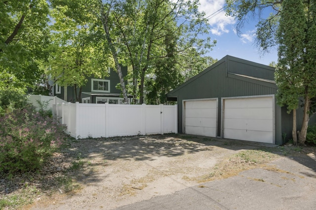613 Cromwell Ave, Saint Paul, MN 55104 - detached garage with fence