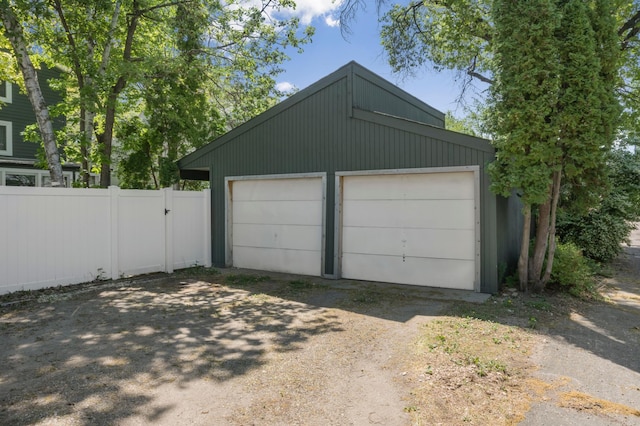 613 Cromwell Ave, Saint Paul, MN 55104 - detached garage featuring fence
